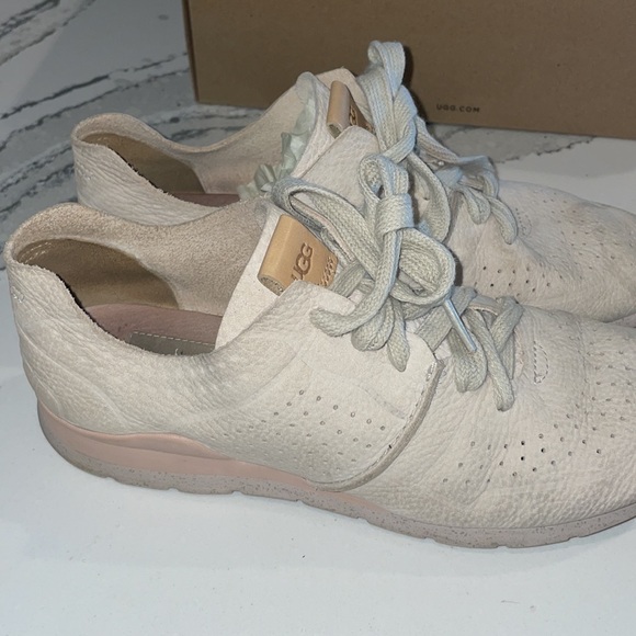 Women’s UGG shoes - Picture 2 of 4